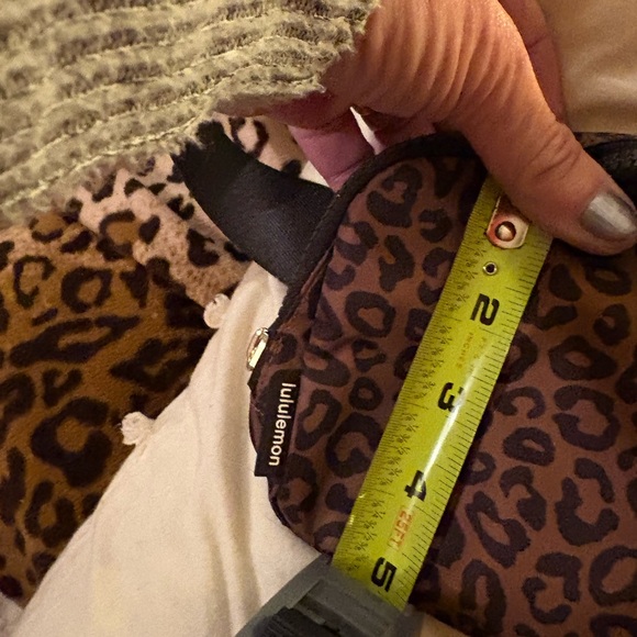 Lululemon everywhere belt bag  Brown Leopard print like new - Picture 7 of 7
